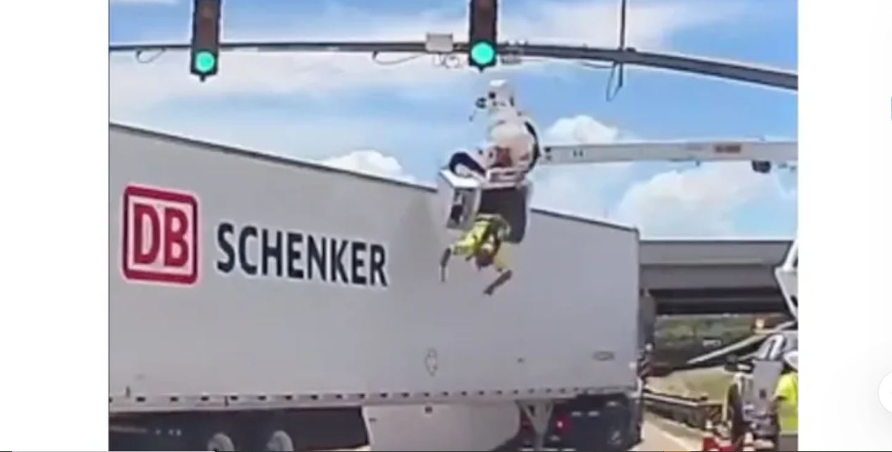 Παραλίγο τραγικό δυστύχημα στις ΗΠΑ: Nταλίκα συγκρούστηκε με γερανό – Από μια «κλωστή» κρεμόταν ο εργάτης (vid)