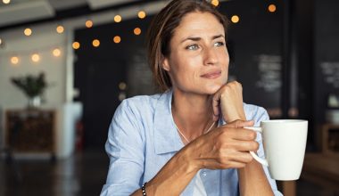 Νέα έρευνα αποκαλύπτει: Γιατί μερικοί άνθρωποι γερνούν καλύτερα από άλλους;