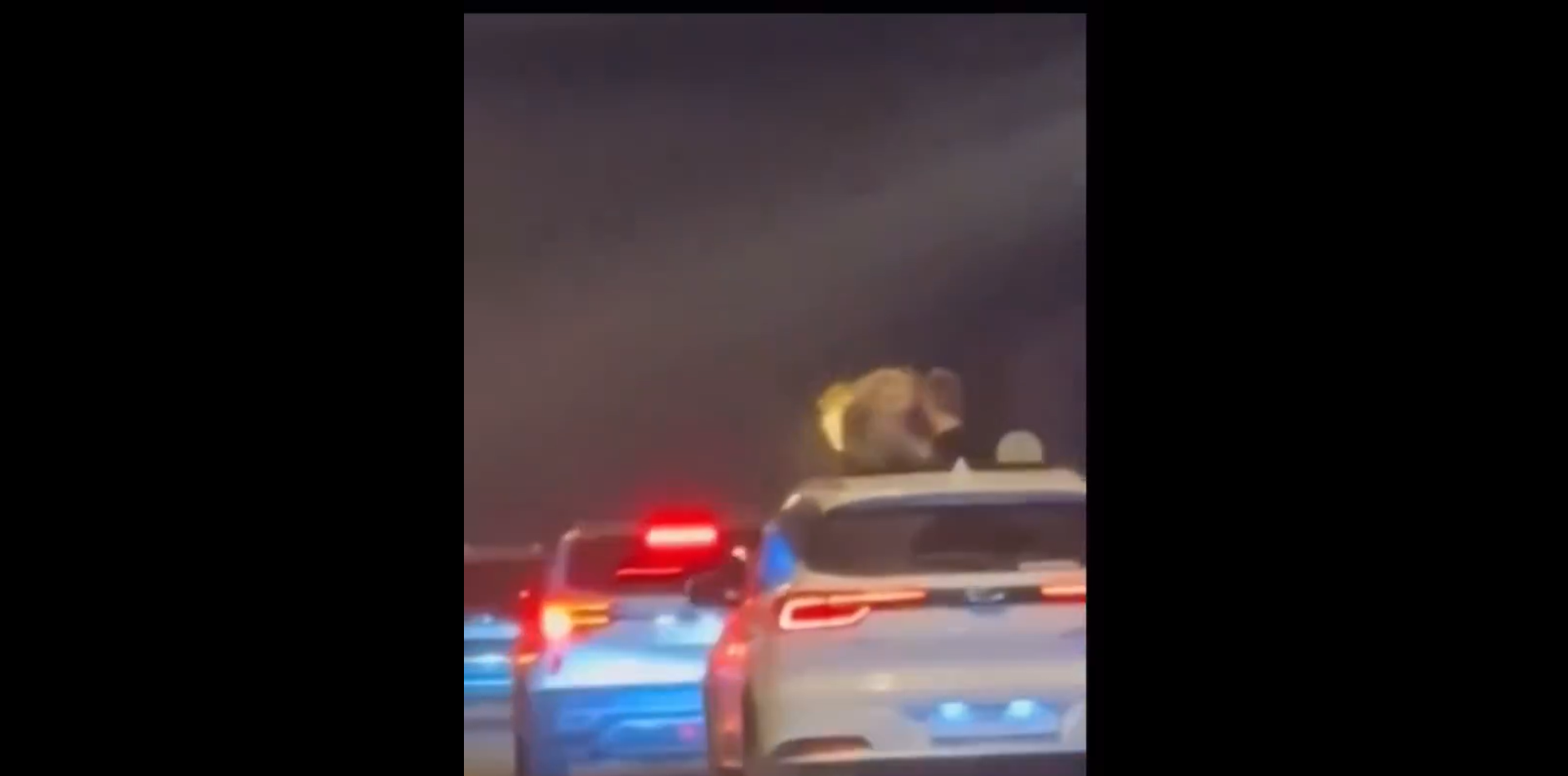 Βίντεο: Η στιγμή που λευκό SUV με άτομα στην οροφή «καρφώνεται» στο μπροστινό όχημα