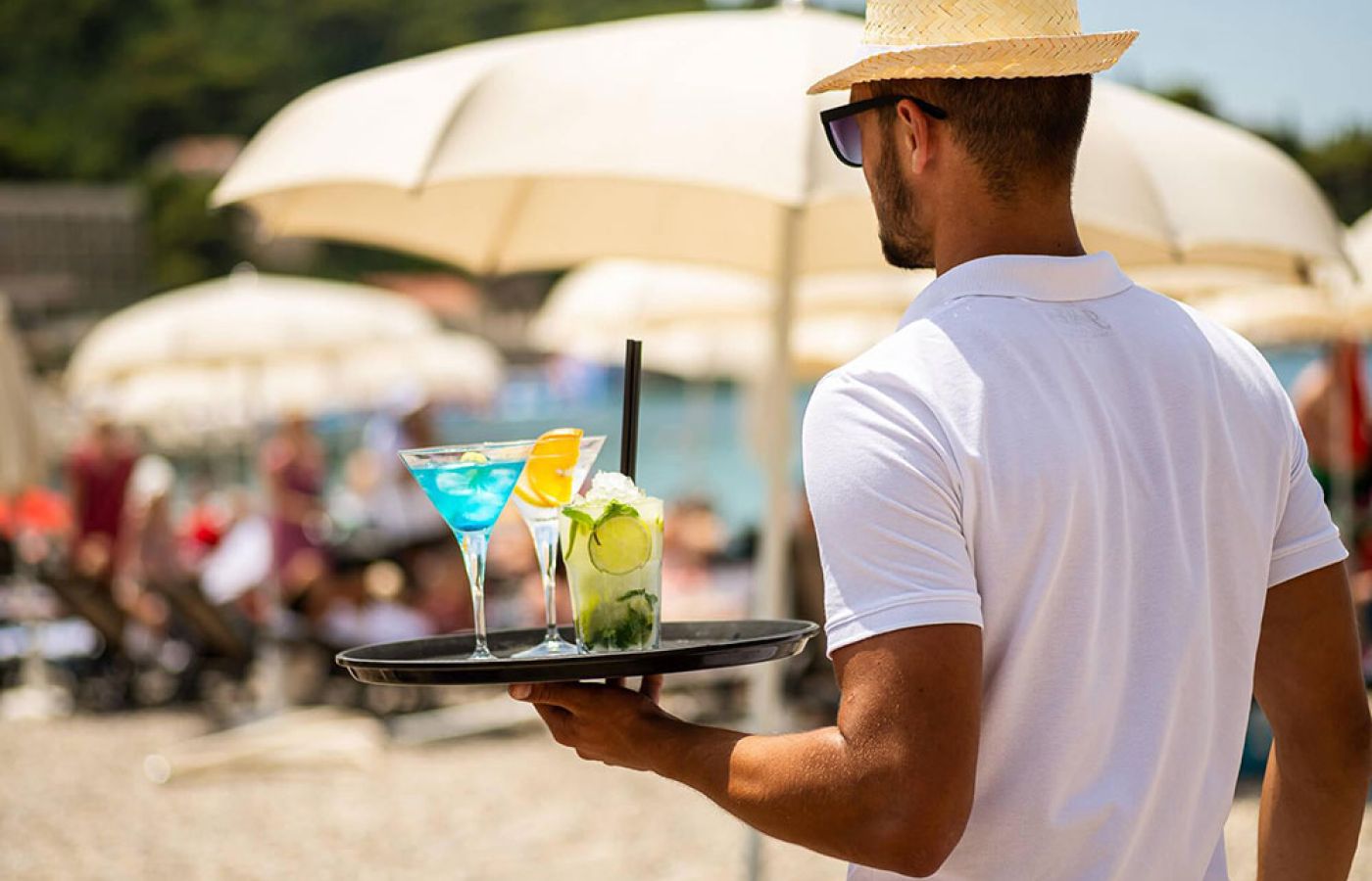 H «γαλέρα» της εποχικής εργασίας: 1.105% (!) αυξήθηκαν οι δηλωμένες υπερωρίες στον τουρισμό με την ψηφιακή κάρτα!