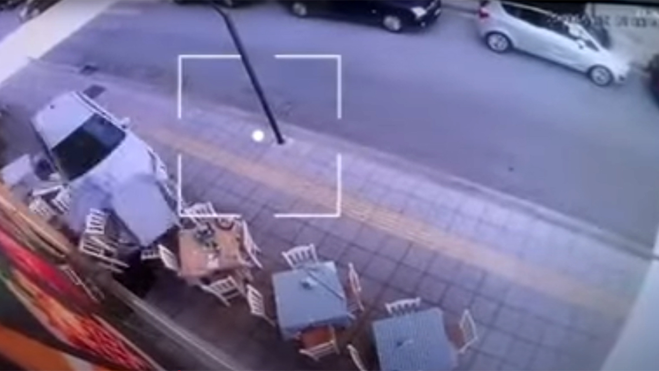 Αγρίνιο: Ασυνείδητος οδηγός «ανέβηκε» με το αυτοκίνητό του σε πεζοδρόμιο και πήρε παραμάζωμα τα τραπεζάκια (βίντεο)