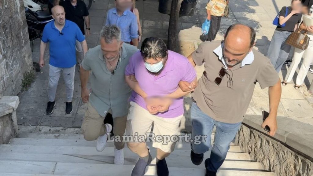 Έντονες αποδοκιμασίες για τον δολοφόνο του 59χρονου ιδιοκτήτη καφετέριας στα δικαστήρια της Λαμίας (vids)