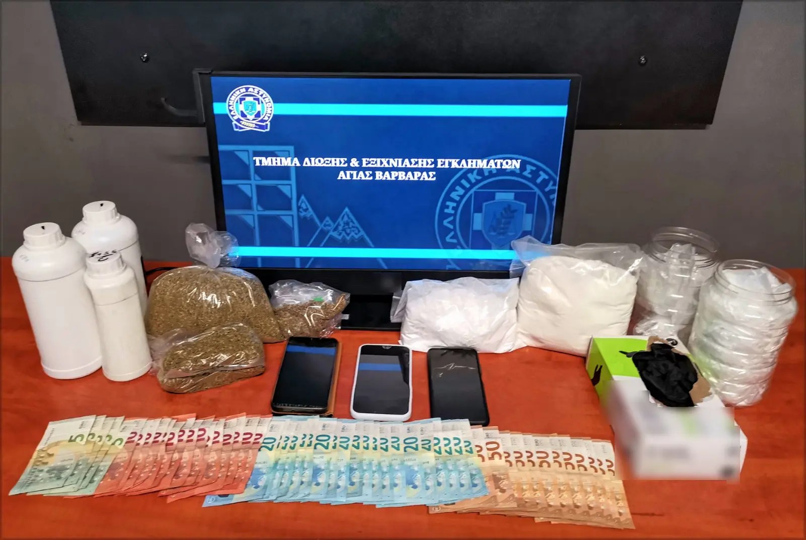 Οικογενειακή «επιχείρηση» με ναρκωτικά στην Αγία Βαρβάρα: Συνελήφθησαν η γιαγιά, η μάνα και τα εγγόνια