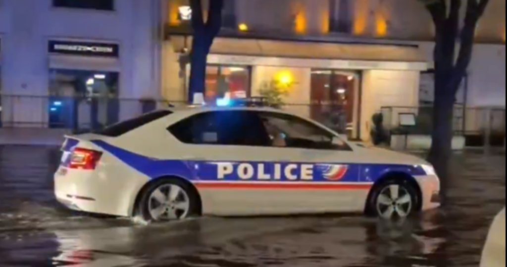 Παρίσι: Περιπολικό «πλημμύρισε» με την… μουσική υπόκρουση της μελωδίας του Τιτανικού – Δείτε βίντεο