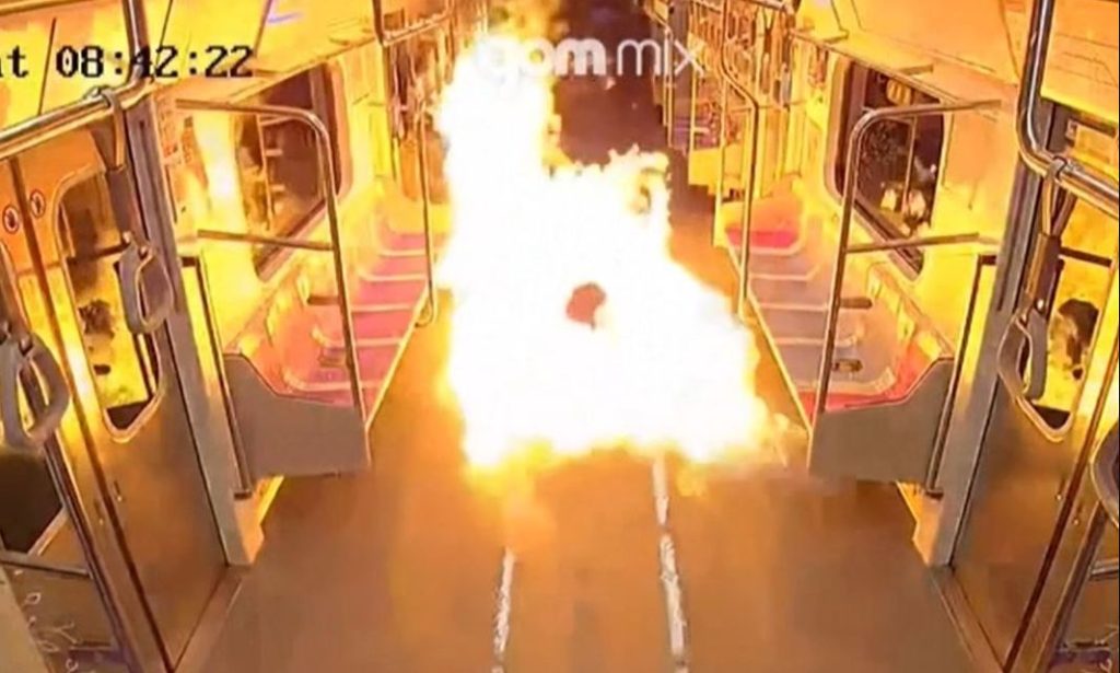 Η στιγμή που Νοτιοκορεάτης βάζει φωτιά σε βαγόνι τραίνου για να κάψει τους επιβάτες – Έτρεχαν πανικόβλητοι (βίντεο)