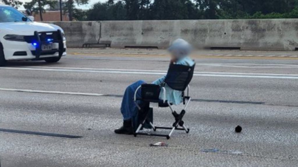 Τέξας: Η στιγμή που 64χρονη κάθεται σε καρέκλα στη μέση του δρόμου και απειλεί να αυτοκτονήσει με όπλο (βίντεο)