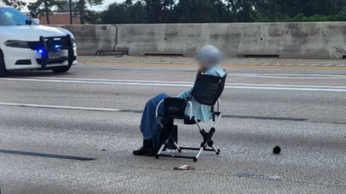 Τέξας: Η στιγμή που 64χρονη κάθεται σε καρέκλα στη μέση του δρόμου και απειλεί να αυτοκτονήσει με όπλο (βίντεο)
