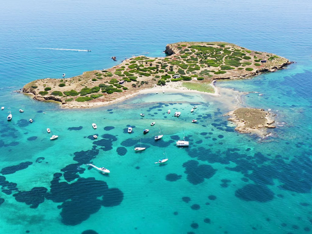 Υδρούσα: To νησάκι απέναντι από την Βούλα που ανήκει σε συνταξιούχο οδηγό λεωφορείου (βίντεο)