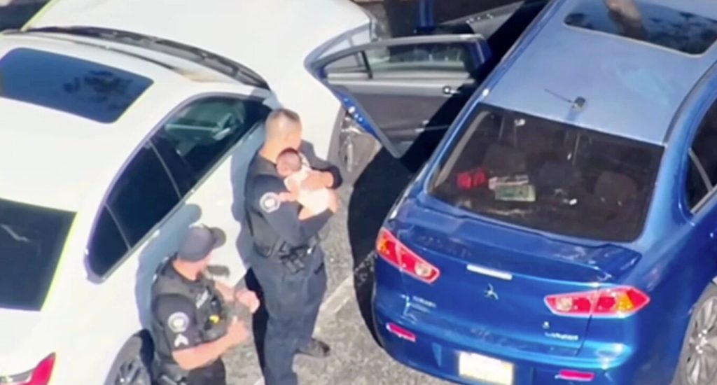 Αστυνομικοί έσωσαν από βέβαιο θάνατο ένα μικρό μωρό – Είχε μείνει μόνο του σε αυτοκίνητο με θερμοκρασία 43°C (vid)