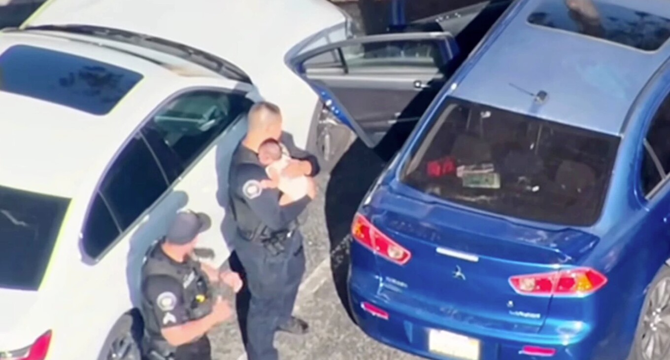 Αστυνομικοί έσωσαν από βέβαιο θάνατο ένα μικρό μωρό – Είχε μείνει μόνο του σε αυτοκίνητο με θερμοκρασία 43°C (vid)