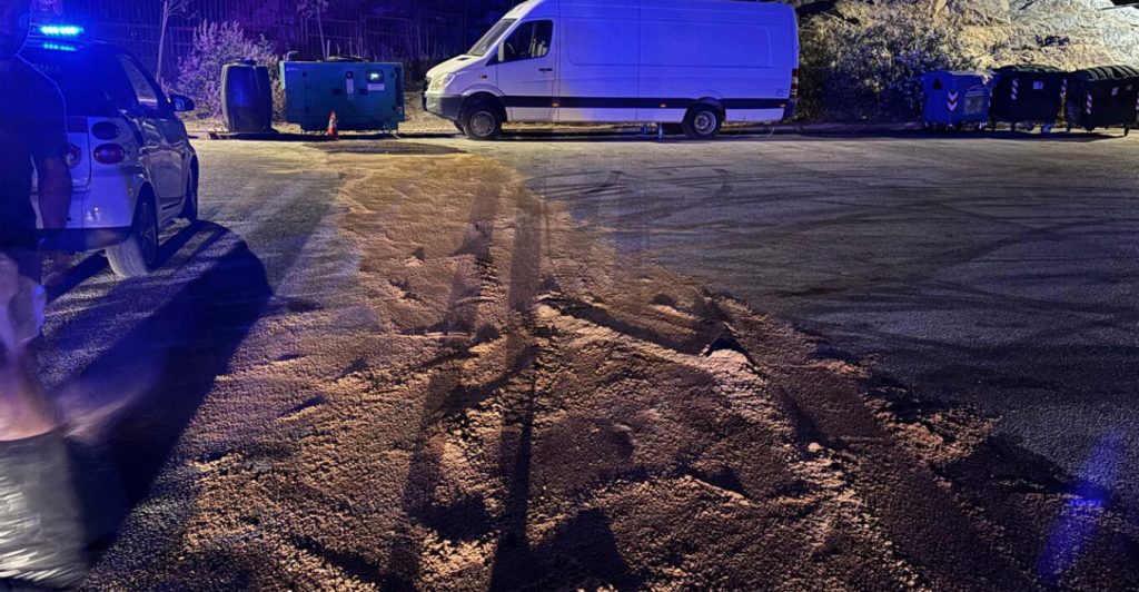 Λυκαβηττός: Διαρροή πετρελαίου από γεννήτρια οδήγησε στη σύγκρουση αυτοκινήτων που έκαναν κόντρες (φωτο)