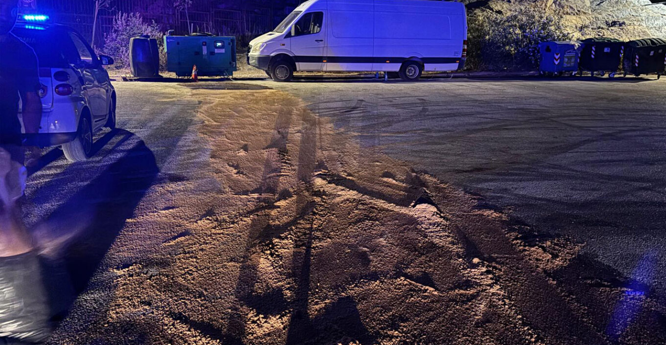 Λυκαβηττός: Διαρροή πετρελαίου από γεννήτρια οδήγησε στη σύγκρουση αυτοκινήτων που έκαναν κόντρες (φωτο)