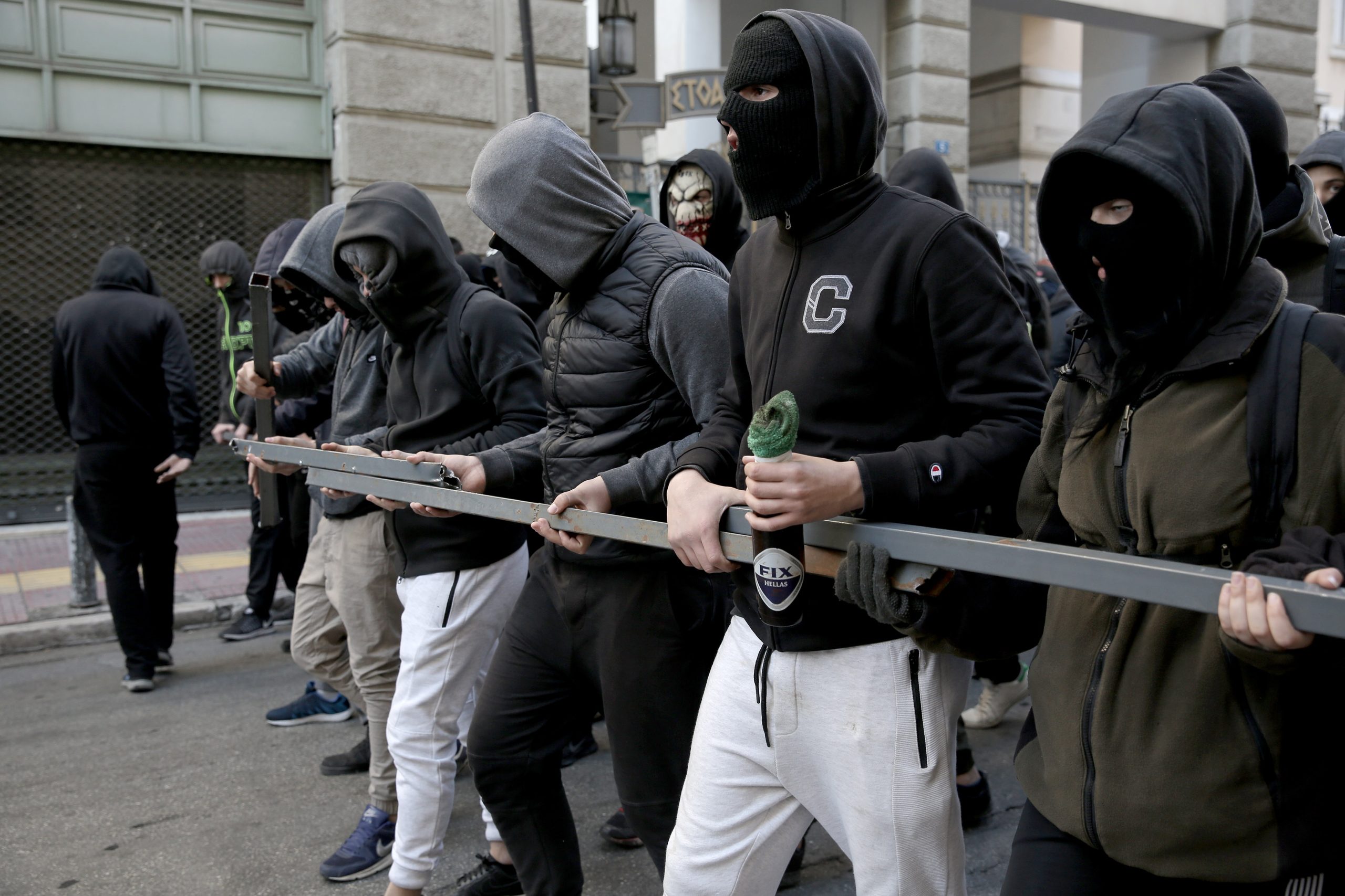 Παρέμβαση του Ρουβίκωνα σε δημοτικό συμβούλιο στο Λαύριο: Επιτέθηκαν στον δήμαρχο (βίντεο)