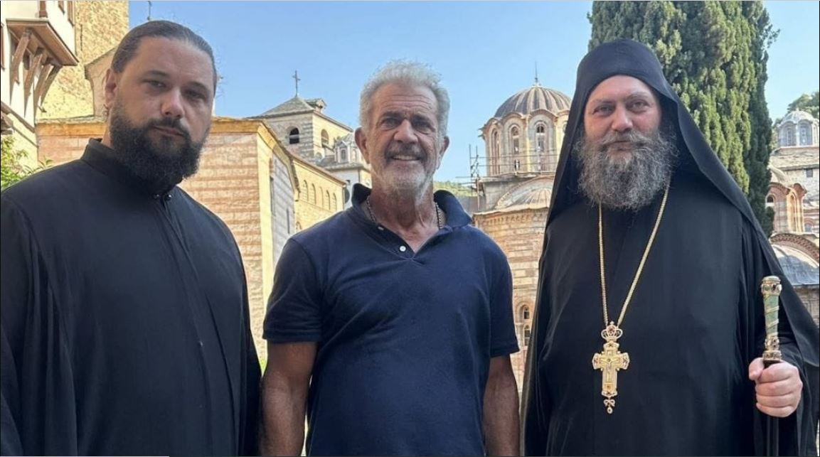 Οι πρώτες δηλώσεις του Μελ Γκίμπσον από το Άγιο Όρος – Σε κλίμα κατάνυξης και προσευχής ο ηθοποιός