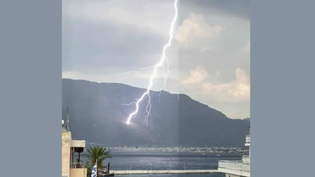 Η στιγμή που κεραυνός «πέφτει» πάνω από το Λουτράκι: Εντυπωσιακές εικόνες