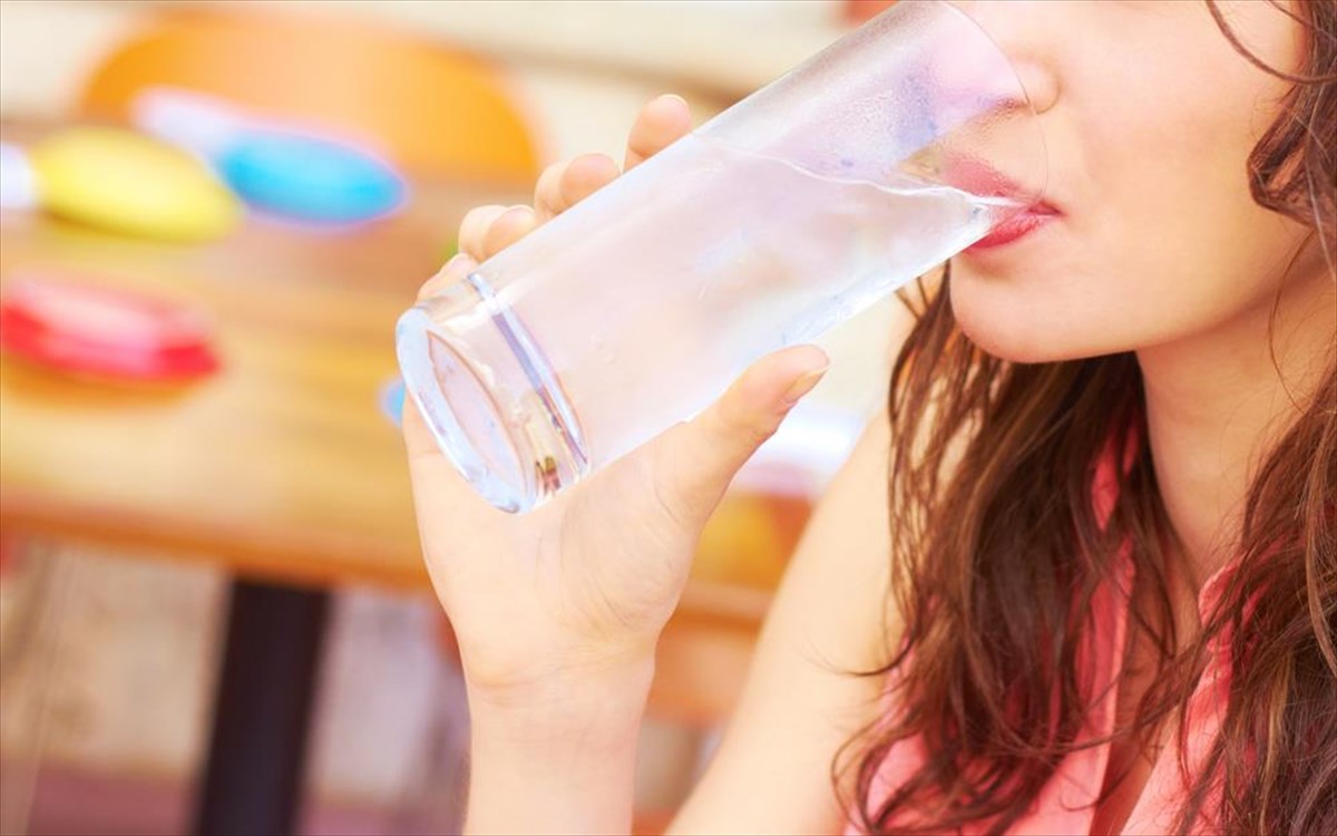 Τι είναι καλύτερο; – Να πίνουμε κρύο ή ζεστό νερό όταν ο υδράργυρος «χτυπά κόκκινο»;