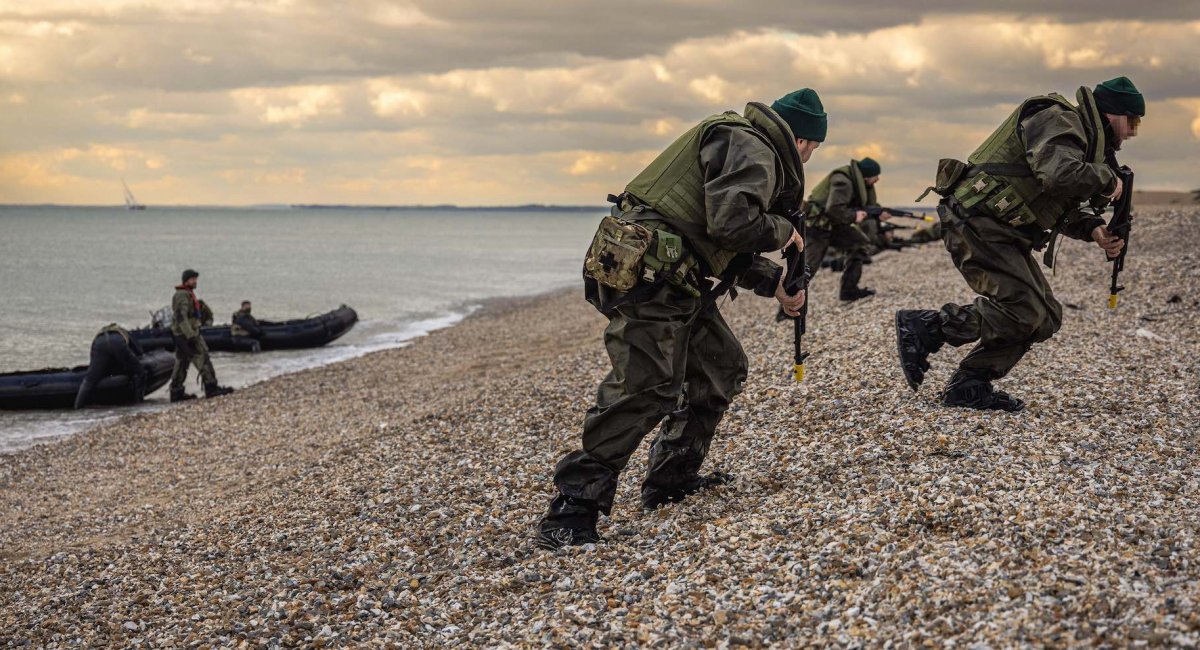 Ουκρανοί πεζοναύτες παραδίνονται σε Ρώσους αλεξιπτωτιστές κοντά στον Δνείπερο – Δείτε βίντεο