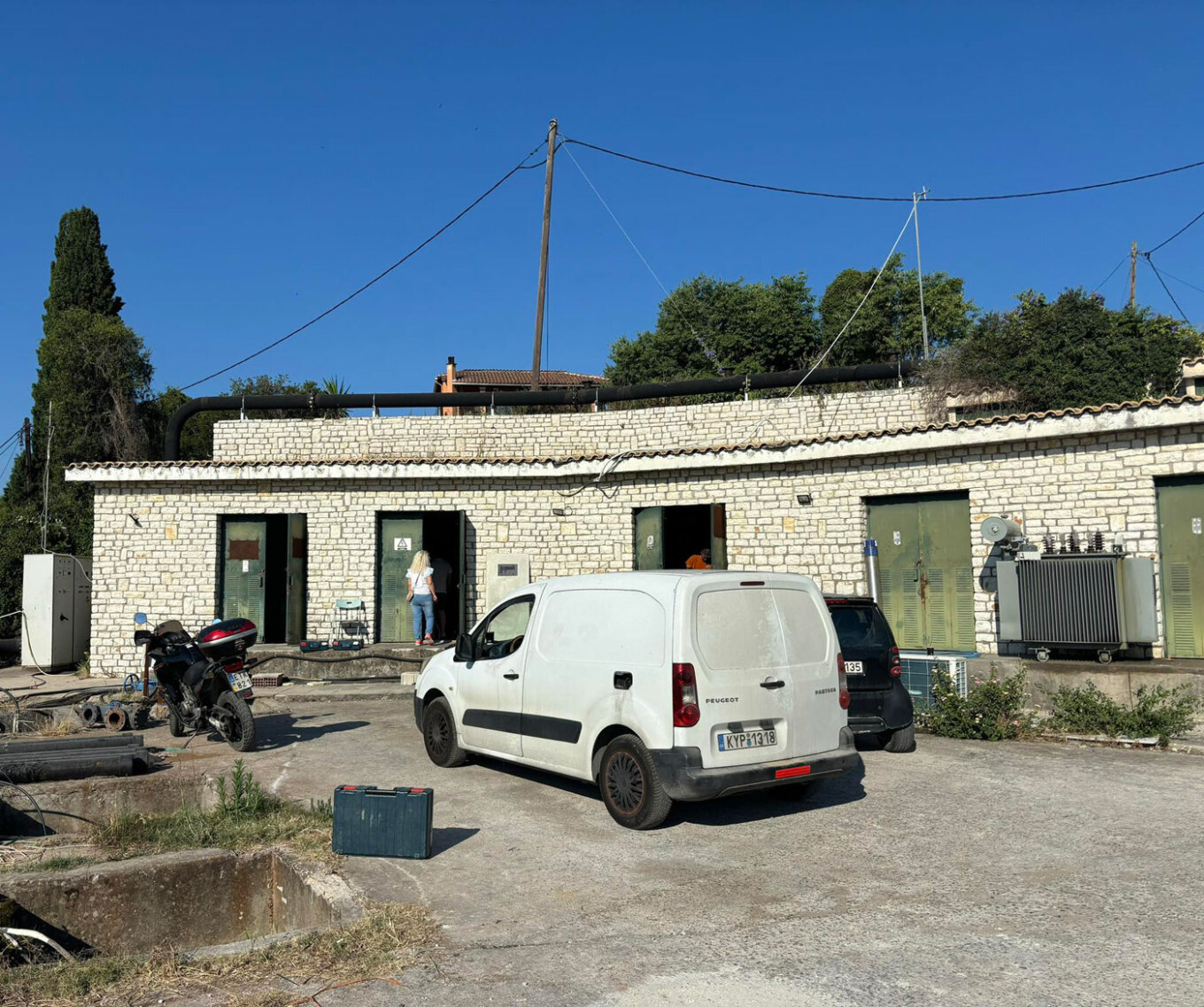 Κέρκυρα: Η φωτιά στο αντλιοστάσιο της ΔΕΥΑΚ άφησε την πόλη του νησιού χωρίς νερό (φωτο)