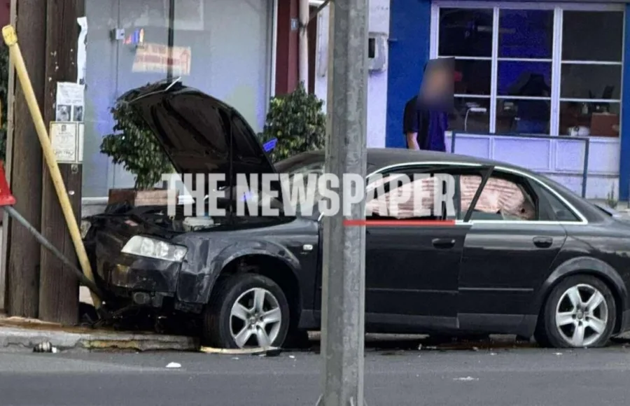 Βόλος: Αυτοκίνητο εξετράπη της πορείας του και «καρφώθηκε» σε κολώνα – Δείτε φωτογραφίες