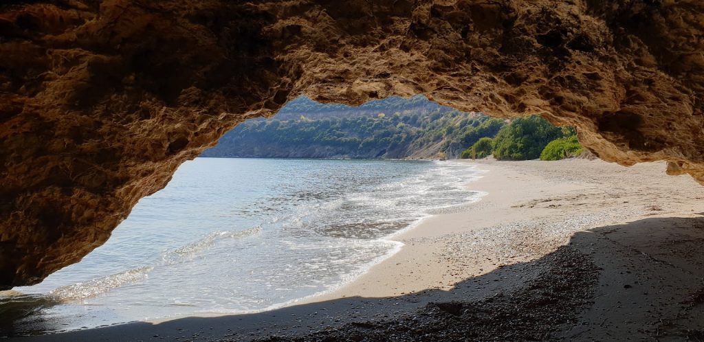 Αυτή είναι η «μυστική» παραλία κοντά στην Αθήνα που δεν την «βλέπει» ποτέ ο ήλιος (βίντεο)