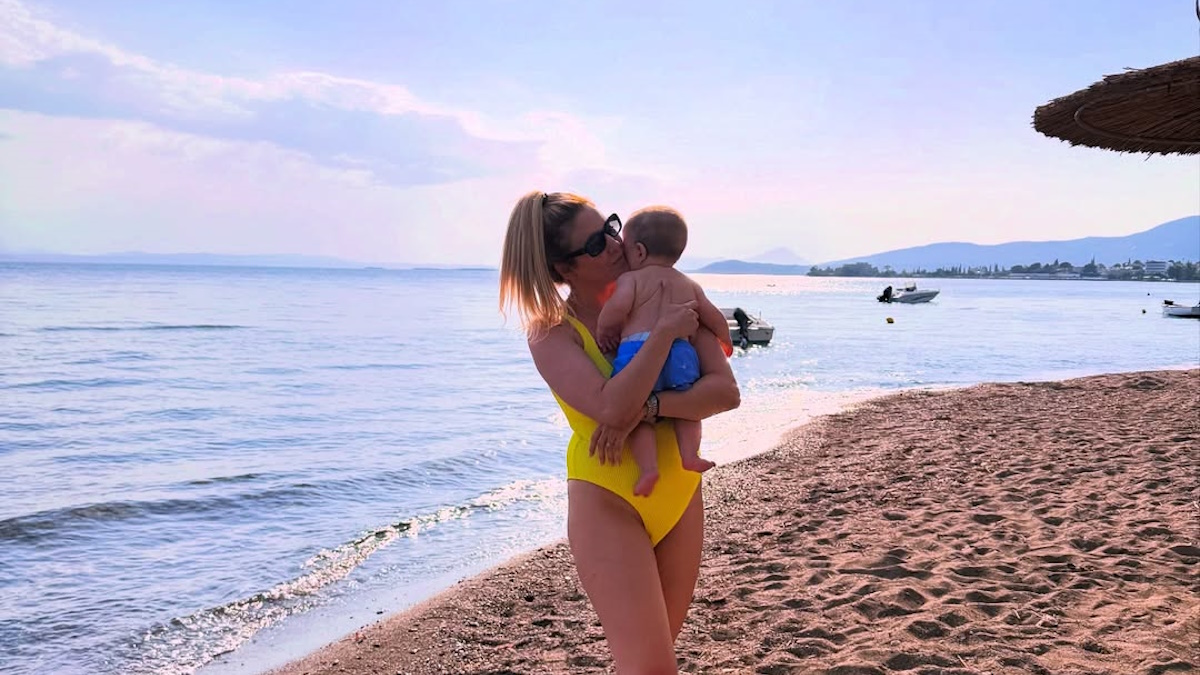 Φωτεινή Πετρογιάννη: Ευτυχισμένες στιγμές για την παρουσιάστρια με τον γιο της στην παραλία (φωτο)