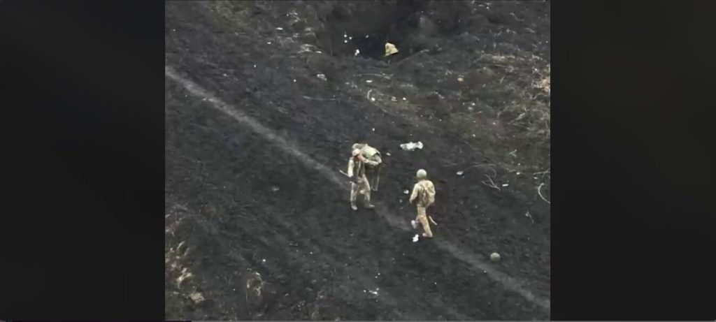 Ουκρανικό FPV πλήττει σφοδρά τρεις Ρώσους στρατιώτες ενώ πανηγύριζαν – Δείτε βίντεο