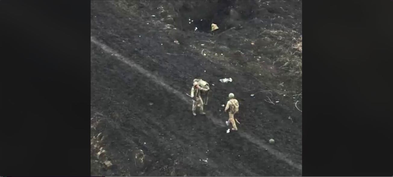 Ουκρανικό FPV πλήττει σφοδρά τρεις Ρώσους στρατιώτες ενώ πανηγύριζαν – Δείτε βίντεο