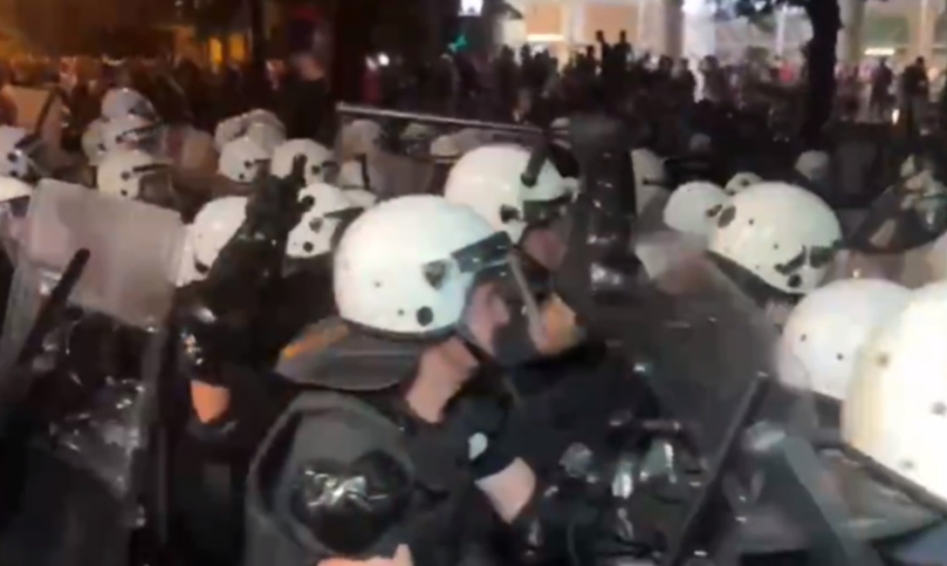 Ξέφυγε η κατάσταση στο Βελιγράδι: 48 τραυματίες αστυνομικοί και 77 συλλήψεις μετά τις διαδηλώσεις (βίντεο)