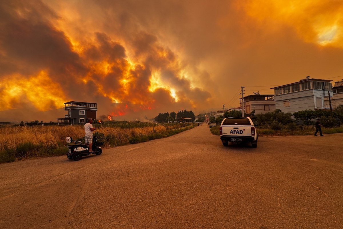 Τουρκία: Στις «φλόγες» η Σμύρνη – Εκκενώνονται οικισμοί (βίντεο – φωτο) (upd)