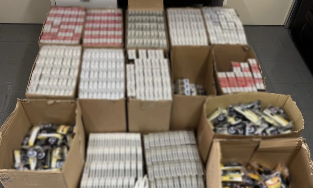 Στα «χέρια» της ΕΛΑΣ 45χρονος αλλοδαπός που κατηγορείται για διακίνηση λαθραίων τσιγάρων (φωτο)