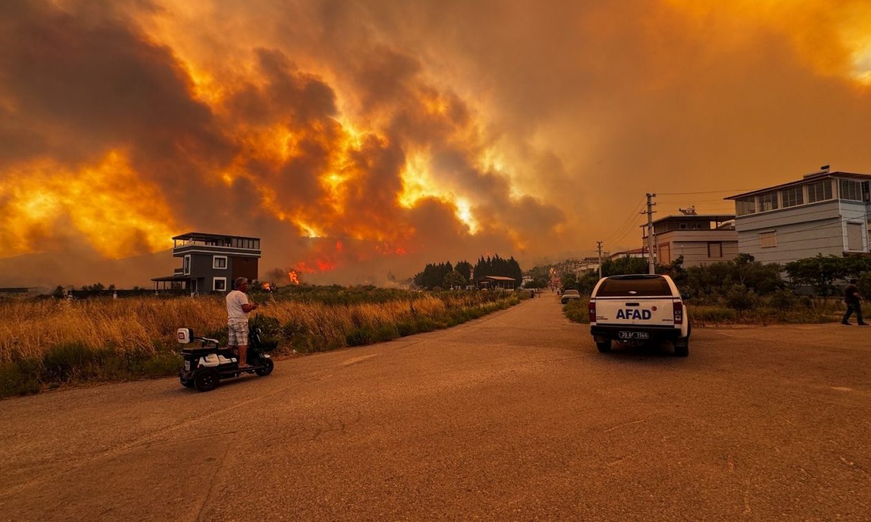 Πύρινη λαίλαπα στην Σμύρνη: Ανεξέλεγκτες μαίνονται 9 από τις 77 πυρκαγιές