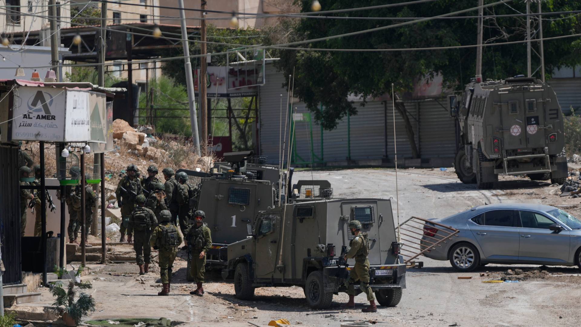 Ισραηλινοί έποικοι επιτέθηκαν σε δυνάμεις ασφαλείας και βανδάλισαν οχήματα στη Δυτική Όχθη