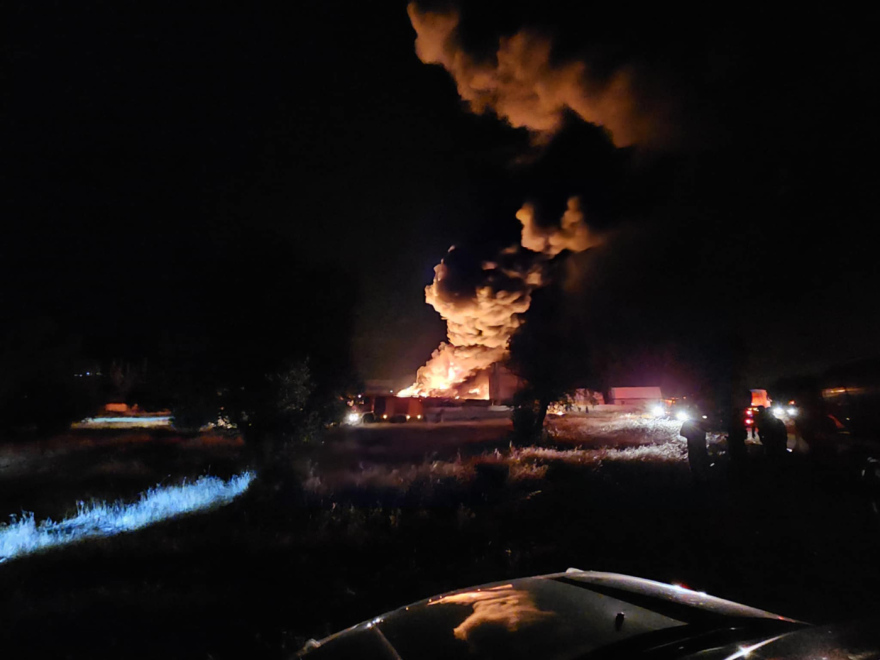 Φωτιά σε εργοστάσιο στα Μέγαρα: Ήχησε 112 – Μαύροι καπνοί στην περιοχή (βίντεο-φωτο)