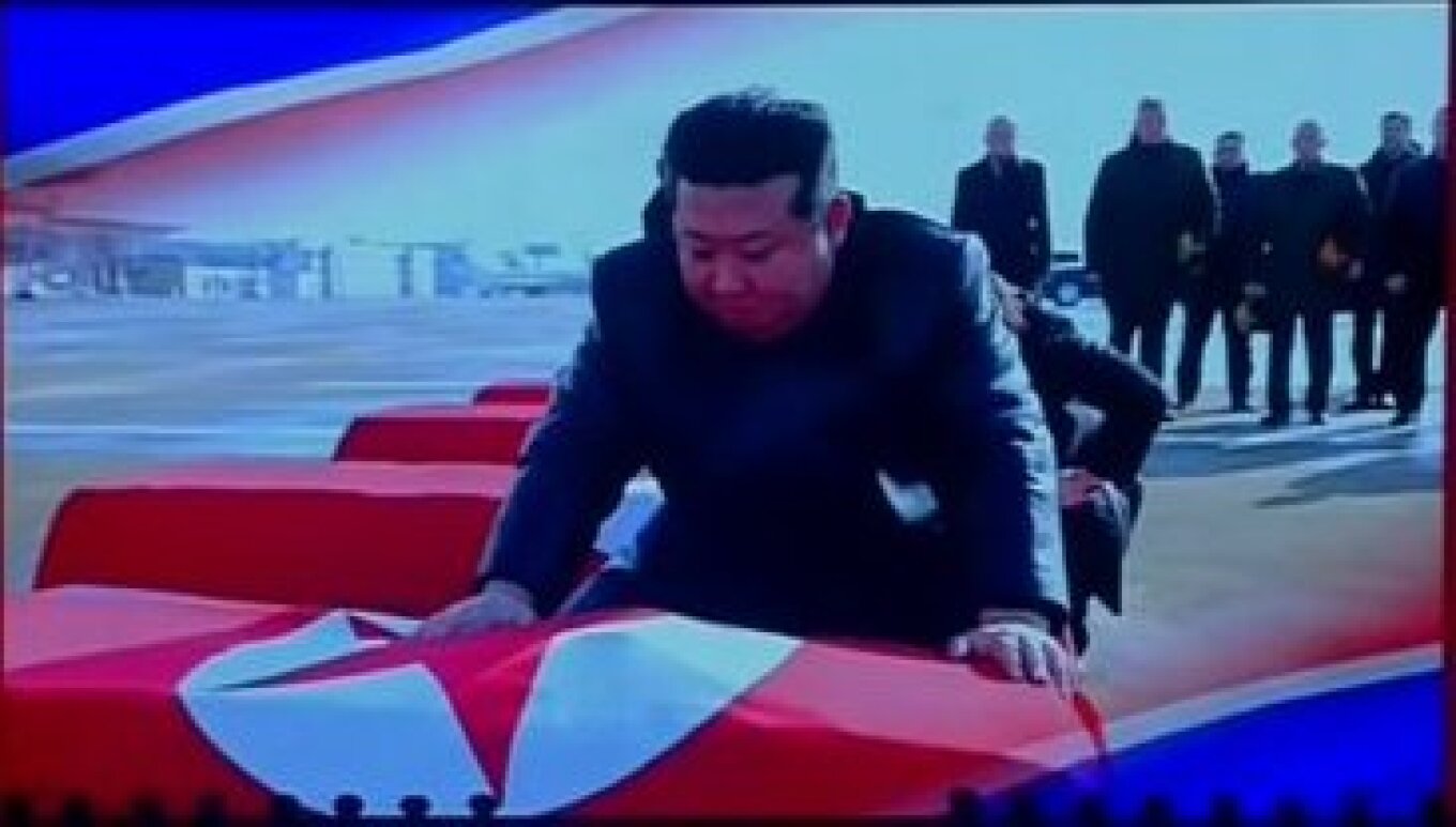 Ο Κιμ Γιονγκ Ουν σκεπάζει με σημαίες τα φέρετρα Βορειοκορεατών στρατιωτών που έπεσαν ηρωικά στην Ουκρανία (φωο)