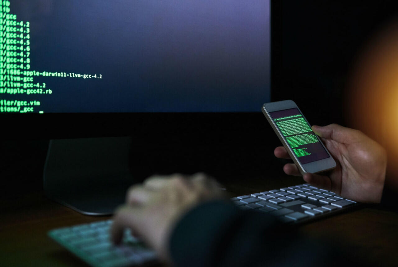 Χάκερ αποκαλύπτει: «Έτσι σας κλέβουμε τα προσωπικά δεδομένα από το κινητό» – Τα πέντε λάθη