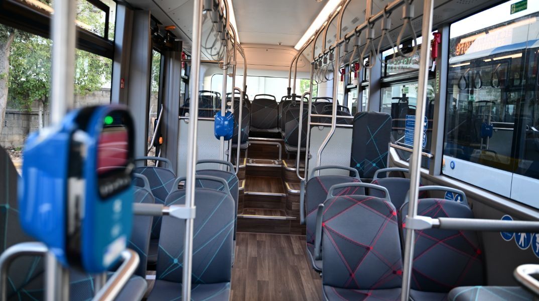 Τα 10 λεπτά τρόμου που βίωσαν οι επιβάτες στο λεωφορείο όταν άνδρας άρχισε να τους απειλεί με μαχαίρι