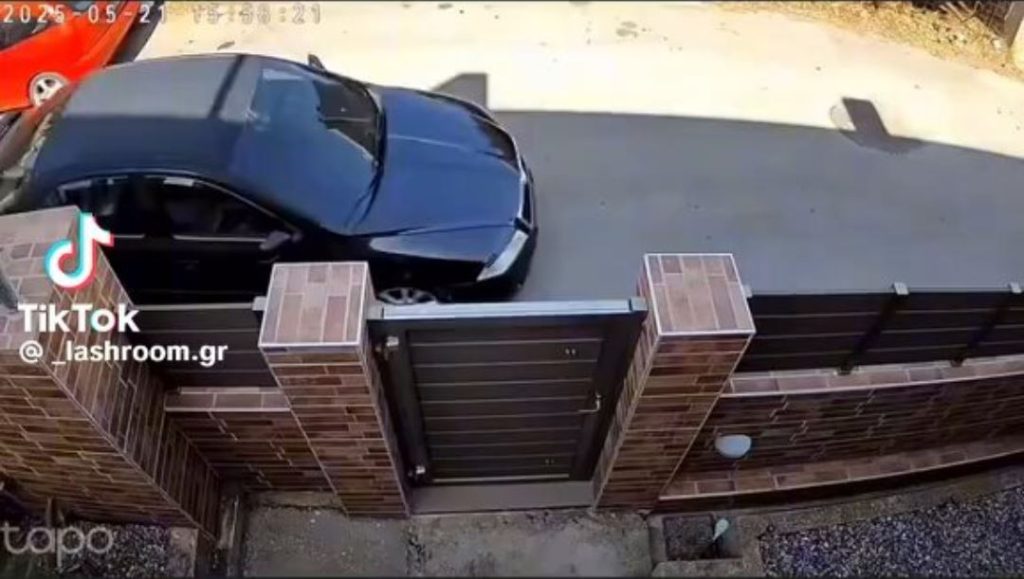 Με «ταχύτητα φωτός» Ρομά ξηλώνει ανενόχλητος παράθυρα από την εξώπορτα πολυτελούς κατοικίας (βίντεο)