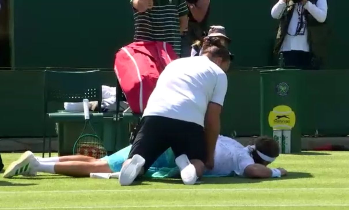 Wimbledon: Παραιτήθηκε πριν το τρίτο σετ ο Στέφανος Τσιτσιπάς εξαιτίας τραυματισμού στη μέση (βίντεο)