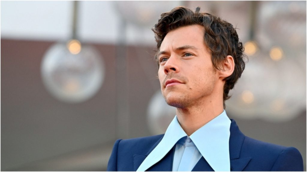 Χάρι Στάιλς: Ο διάσημος τραγουδιστής «βούτηξε» θαυμάστριά του σε φεστιβάλ – Δείτε το παθιασμένο φιλί τους (βίντεο)