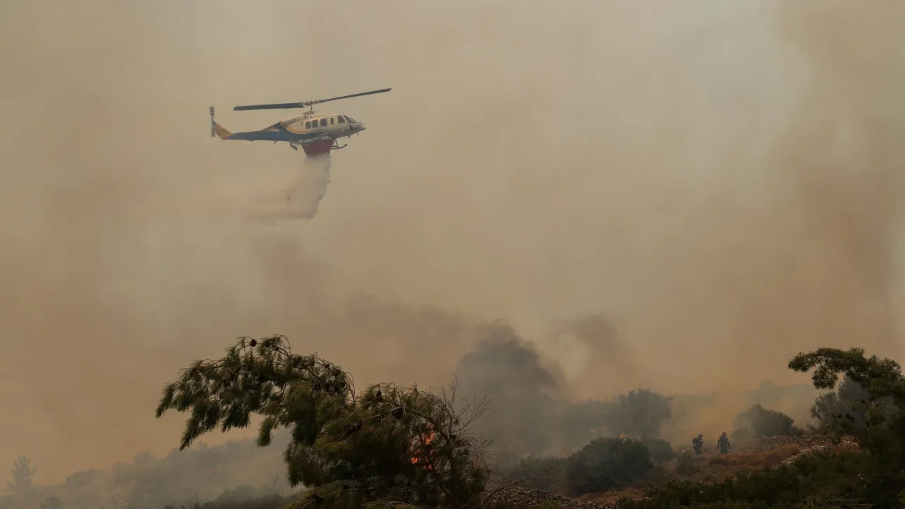 Φωτιά στο Ωραιόκαστρο: Επιχειρούν πέντε αεροσκάφη και δύο ελικόπτερα