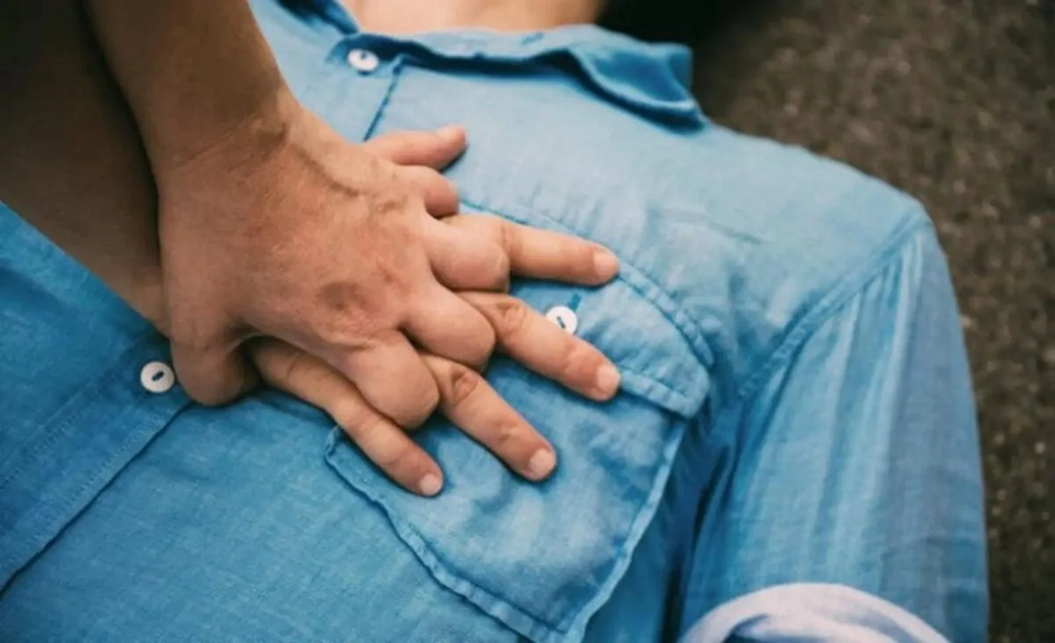 Ρόδος: 65χρονος έπαθε ανακοπή στο αεροδρόμιο – Τον επανάφερε στη ζωή παιδίατρος (βίντεο)