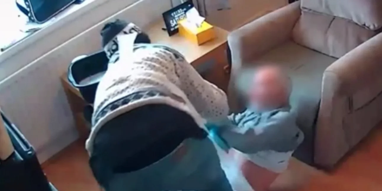 Βίντεο: Η στιγμή που γυναίκα στο Λονδίνο κακοποιεί άγρια 88χρονο με άνοια – «Ίσως σε ξυλοκοπήσω»