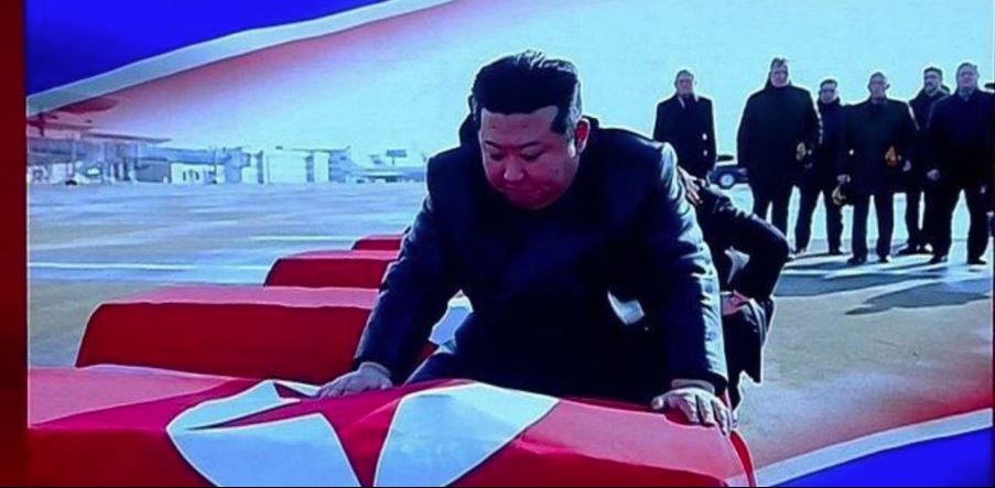 Β.Κορέα: Ο Κιμ Γιονγκ Ουν θρηνεί στρατιώτη που σκοτώθηκε στον πόλεμο της Ρωσίας κατά της Ουκρανίας (βίντεο)