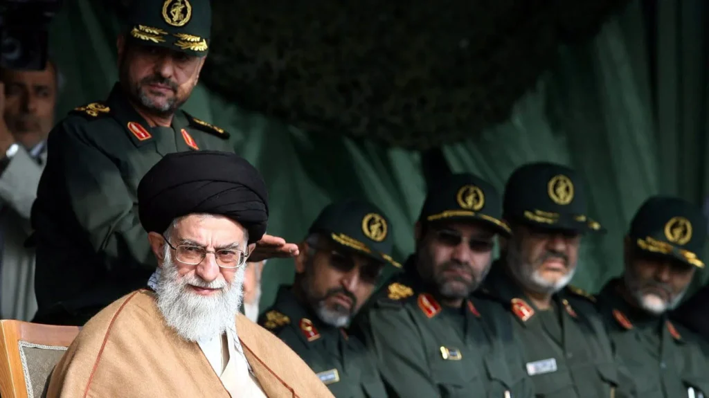 Άνθρωποι που κατηγορεί το Ιράν σαν πράκτορες της Μοσάντ «παρελαύνουν» πριν την εκτέλεσή τους