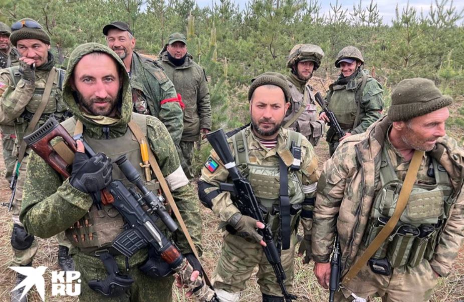 Άνδρας της Akhmat μεταφέρει τραυματισμένο συνάδελφό του μέσα από δρόμο γεμάτο με νάρκες! (βίντεο)