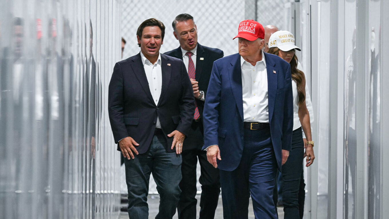 Ο Ν.Τραμπ εγκαινίασε το “Αλκατράζ με τους αλιγάτορες”: «Οι μετανάστες πρέπει να μάθουν να τους αποφεύγουν» (βίντεο)