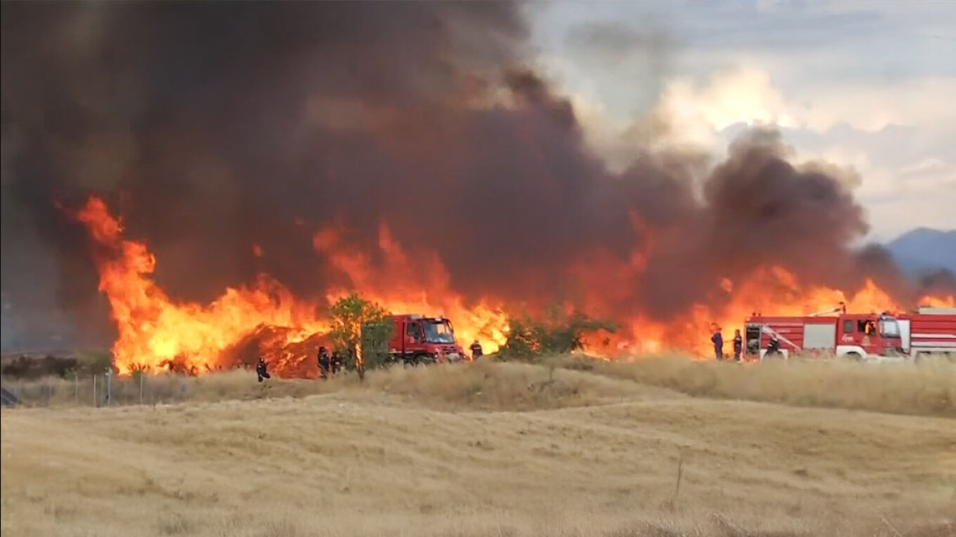 Ενισχύθηκαν οι δυνάμεις της Πυροσβεστικής στο Νέο Σούλι Σερρών – Κάηκε εργοστάσιο ξυλείας (βίντεο)