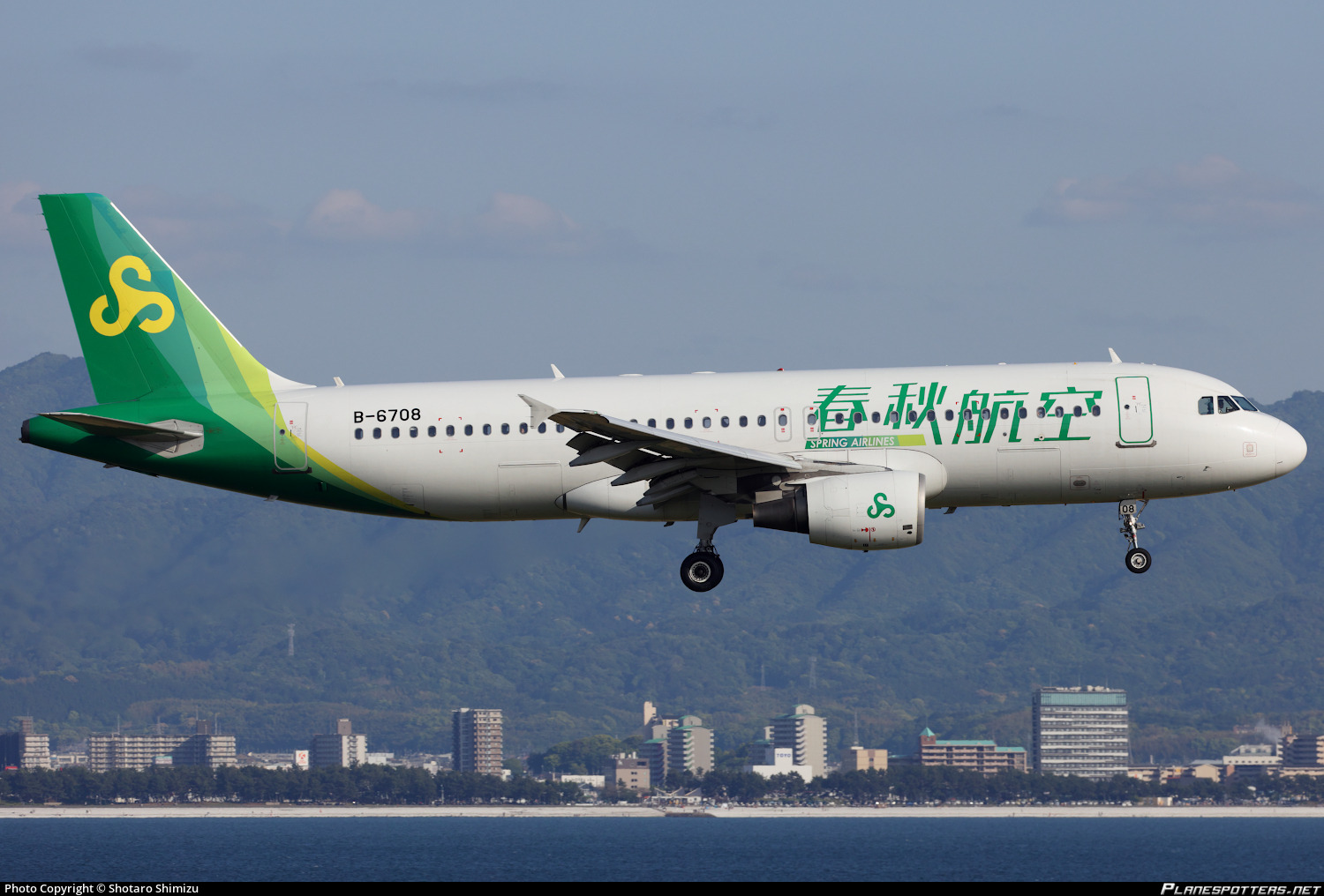 Αναγκαστική προσγείωση για πτήση της Spring Airlines: Έχασε απότομα ύψος σχεδόν 26.000 ποδιών (βίντεο)