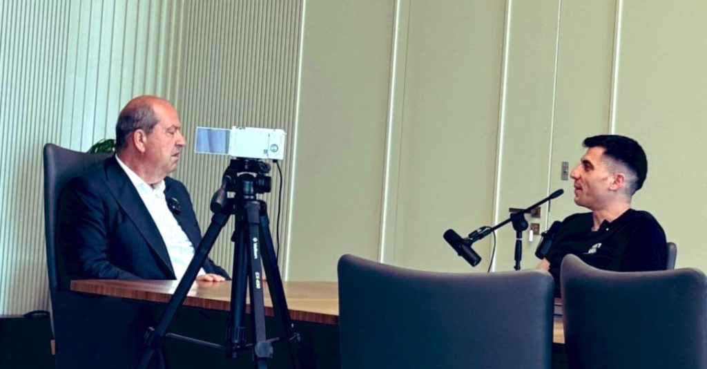 Σάλος στην Κύπρο με τον Φειδία που πήρε συνέντευξη από τον Ερσίν Τατάρ: «Είναι λυπηρό – Πόσο πιο χαμηλά θα πέσει;»