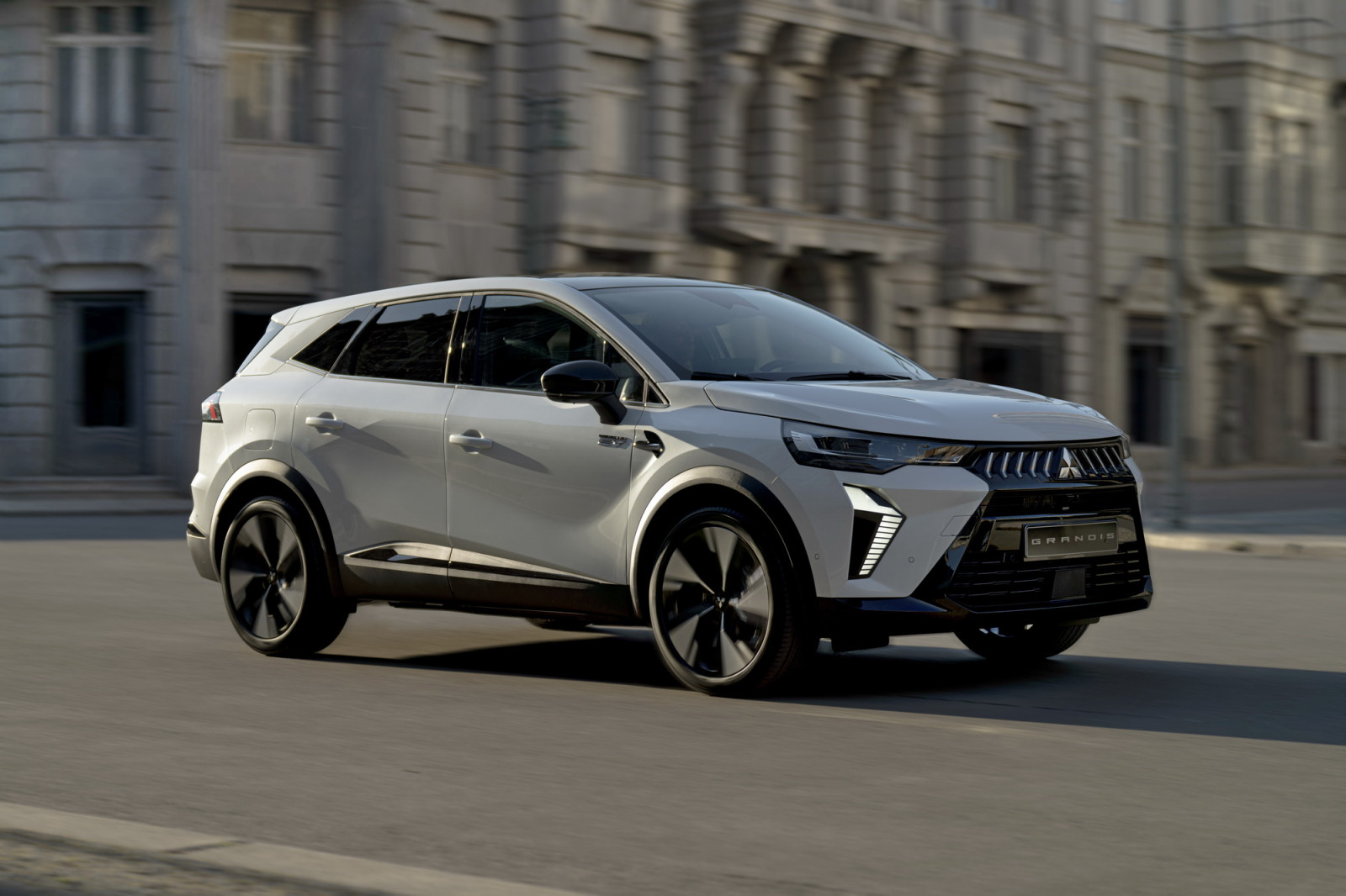 Mitsubishi Grandis: Ο υβριδικός «ξάδερφος» του Renault Symbioz